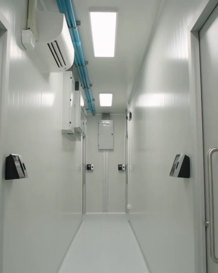Clean corridor between the Flower 1 and Flower 2 rooms